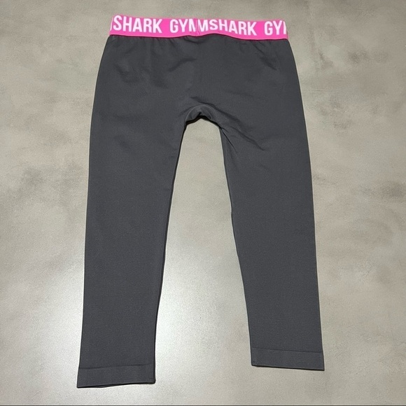 GYMSHARK Fit Seamless Cropped Leggings in Charcoal / Hyper Pink - Picture 3 of 7